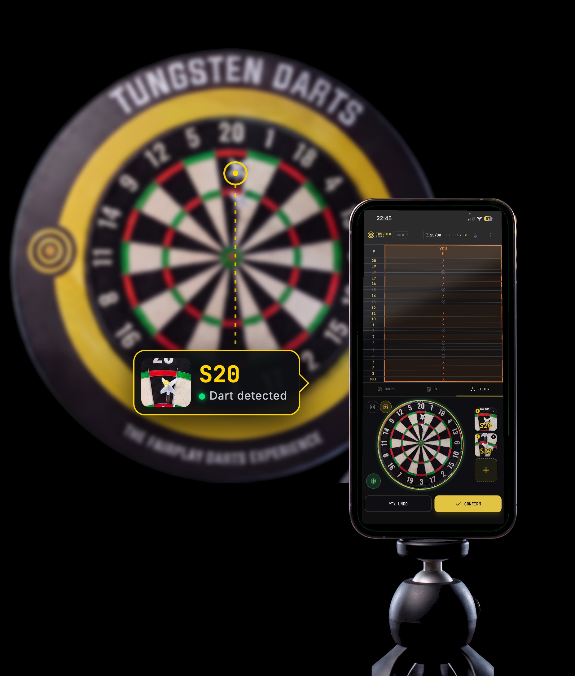 Un téléphone sur un trépied devant une cible Tungsten Darts, l'app signale une fléchette détectée dans le 20
